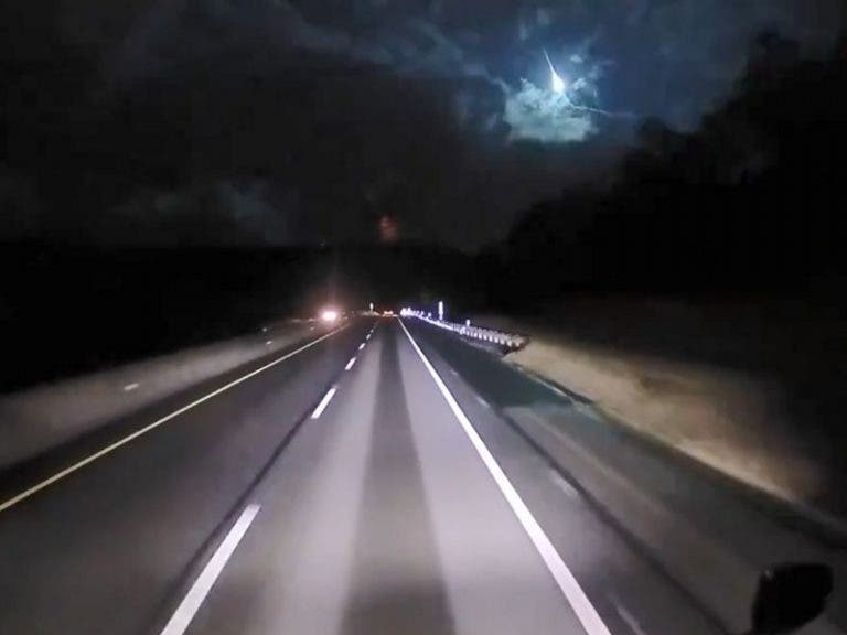 VIDEO: Captan enorme bola de fuego en el cielo; ¿fue un meteorito?
