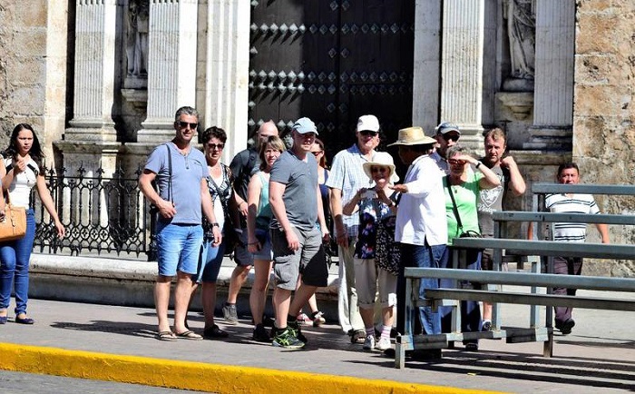 Yucatecos manifiestan su molestia por la llegada de turistas