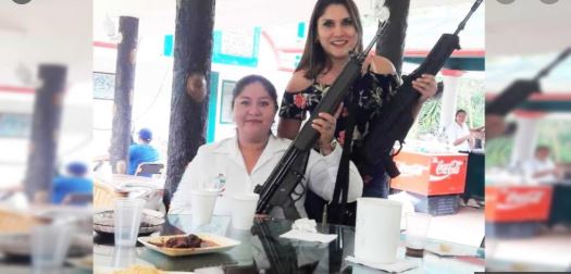Funcionaria de Veracruz presume foto con armas de la Guardia Nacional