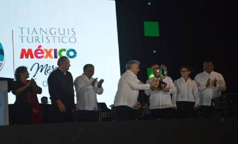 Recibe Vila del gobernador de Guerrero la estafeta para el Tianguis Turístico 2020
