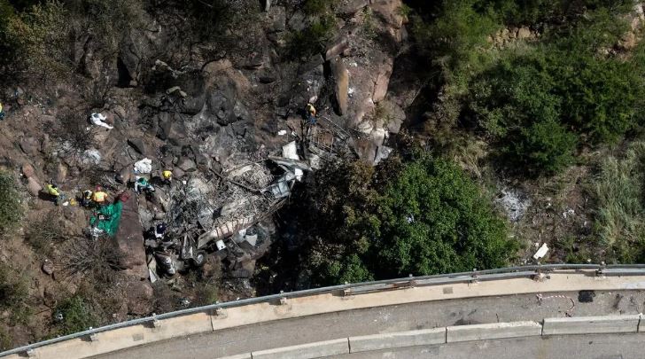 Niño de 8 años sobrevivió a accidente de autobús que dejó 45 muertos