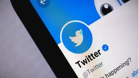 Twitter genera confusión al eliminar marcas de verificación