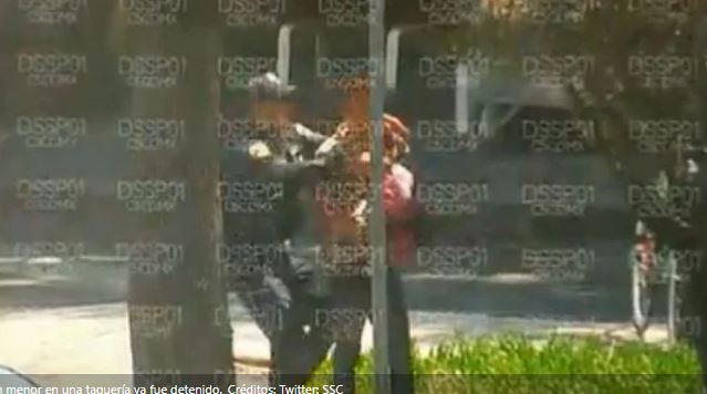(VIDEOS) CDMX: Detienen a sujeto que golpeó con una piedra a menor en taquería