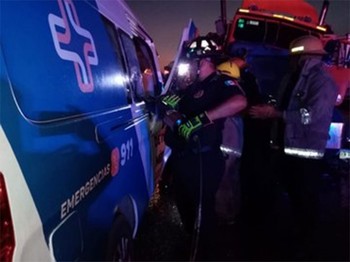 Choca ambulancia contra camión en la Mérida-Motul; al menos 6 muertos