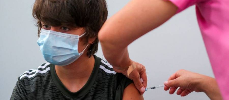 Juez ordena al gobierno federal vacunar contra covid-19 a menores de 12-17 años
