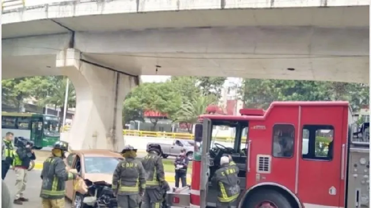 CDMX: Cae automovilista desde 15 metros de puente en Circuito Interior