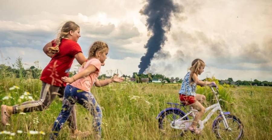 Niñas ucranianas “bajo las oscuras nubes de la guerra”, es la Foto del Año de la UNICEF