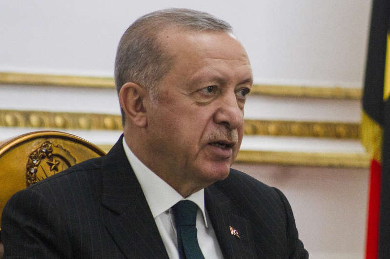 "Hay que cortarle la lengua": la amenaza del presidente de Turquía a cantante pop