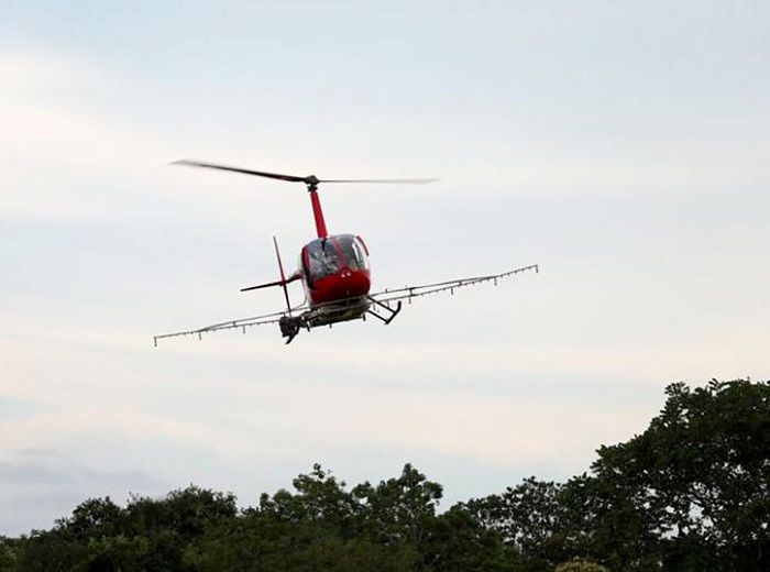 Fumigan con helicópteros zonas inundadas del interior de Yucatán