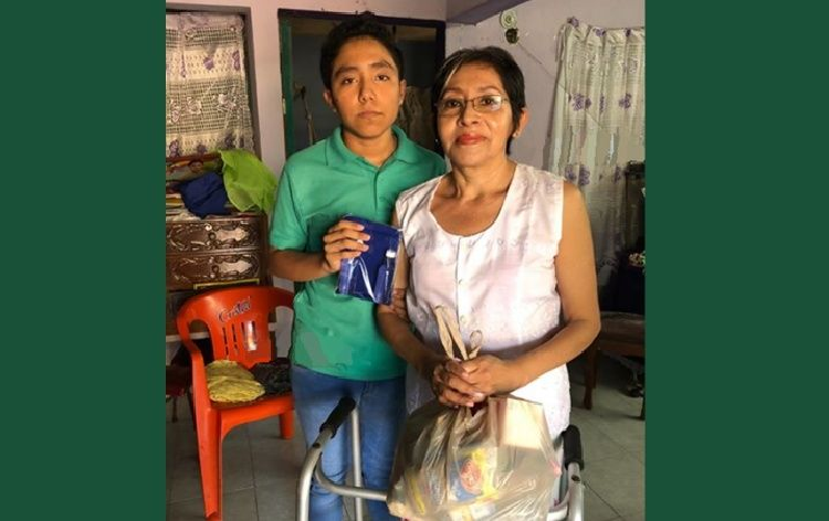 Yucatán: En redes se burlan de ‘joven con una bolsa en la cabeza’ para protegerse