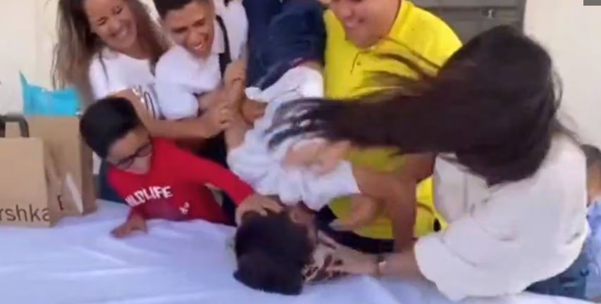 (VÍDEO) Redes sociales reviven vídeo en el que una familia maltrata a un niño