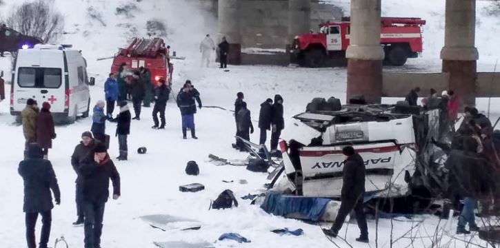 Cae autobús a río congelado de Siberia y mueren 19 personas
