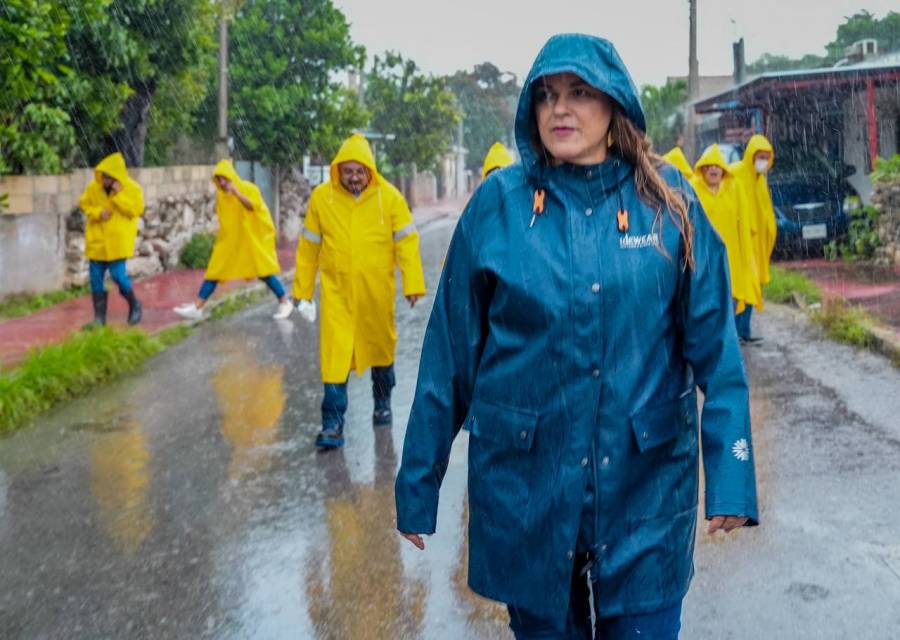 (VÍDEO) Cecilia Patrón inició temprano el operativo “Calle por Calle” tras paso de Milton