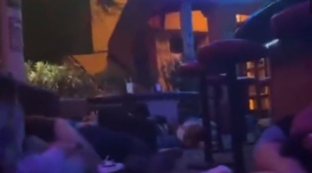 (VÍDEO) Lo ejecutan en el estacionamiento de un bar en Guaymas