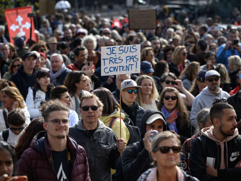 Miles de de personas antivacunas marchan en Suiza contra "dictadura sanitaria"