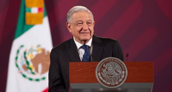 AMLO se burla del INE: Lo obligan a quitar una frase electorera y sólo cambia una palabra