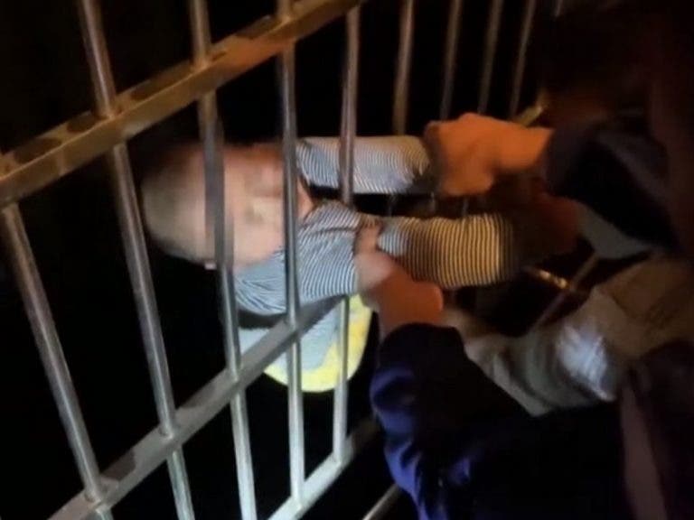 VIDEO: Salvan a menor de dos años luego de caer desde un balcón