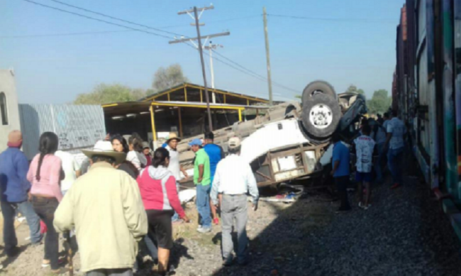 Camionero intenta ganar el paso a un tren en Querétaro y mata a 9 pasajeros
