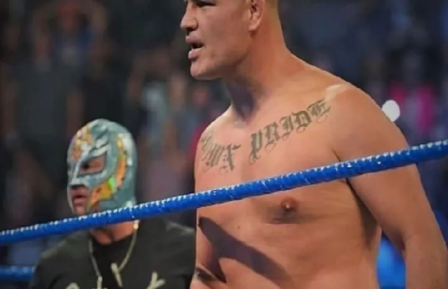 Caín Velásquez embiste a Brock Lesnar al lado de Rey Mysterio