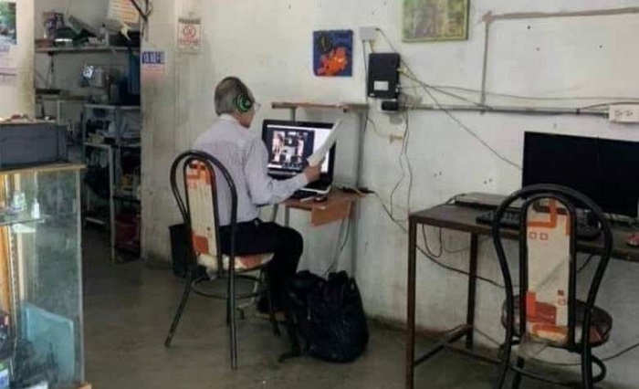 Profesor acude todos los días a un cibercafé para poder dar clases en línea