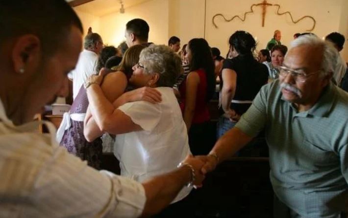 México: Por Covid-19 Iglesia suprime saludo de la paz y la hostia la dará en la mano