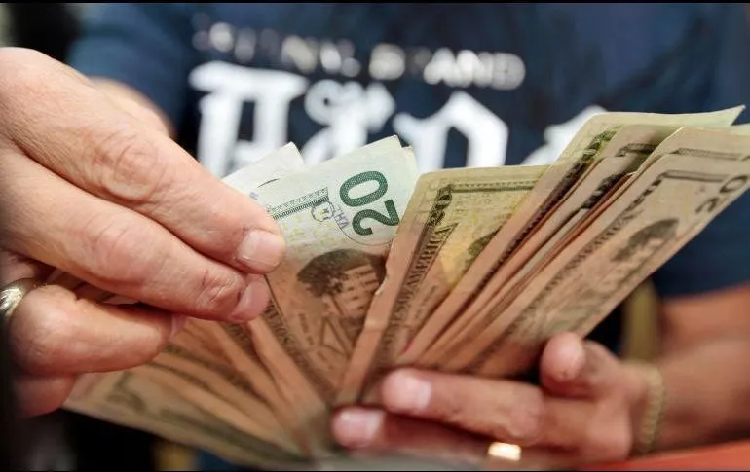 Dólar abre con ligero avance, se vende en 19.60 pesos en bancos
