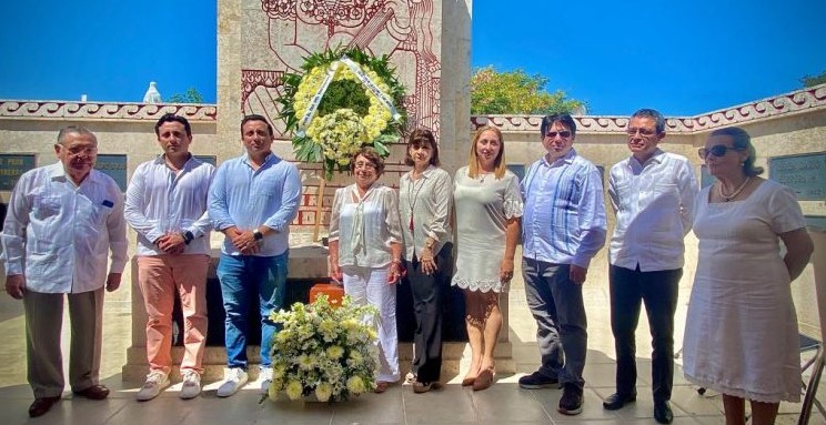 Colocan ofrenda floral en el Monumento a los Creadores de la Canción Yucateca