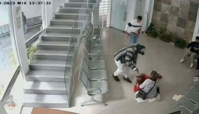 (Video) Puebla: Golpean abuela durante asalto en notaría y le roban $100 mil