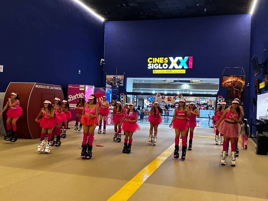 Así la euforia por el estreno de "Barbie" en México: López Dóriga por evento en Cines Siglo XXI