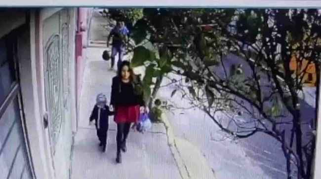 (VÍDEO) CDMX: Sujeto persigue a una mujer y la manosea frente a su hijo