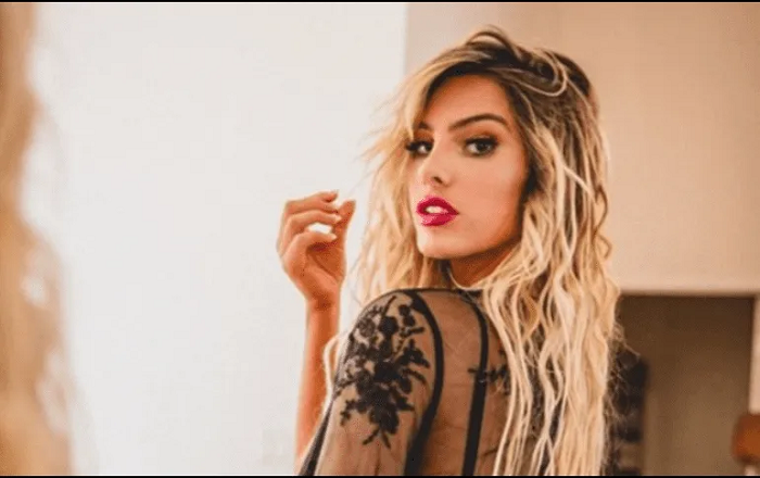 (VIDEO) Lele Pons se cae y rompe una puerta de vidrio al intentar hacer un TikTok