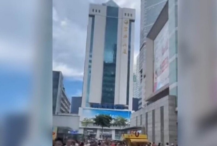 (VIDEO) Pánico en China por rascacielos lleno de gente que se tambalea