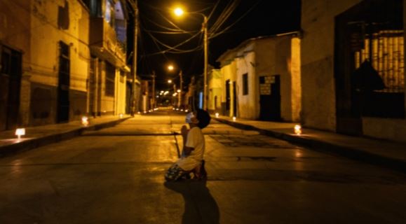 Pequeño se arrodilla a media calle para pedir a Dios que se acabe la pandemia