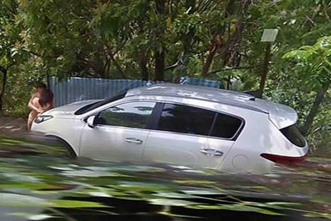 Google Maps exhibe a pareja muy 'cariñosa' en la carretera