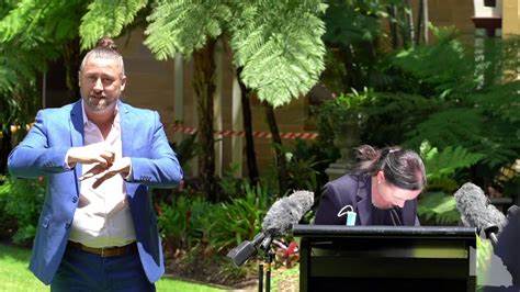 (VIDEO) Araña gigante interrumpe conferencia de prensa en Australia