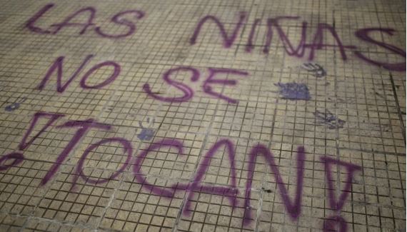 Indigna caso de niña expulsada por denunciar acoso sexual de su profesor en Mérida