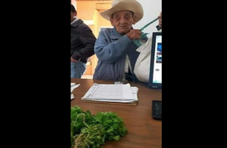 Abuelito paga acta de nacimiento con cilantro porque no tenía suficiente dinero