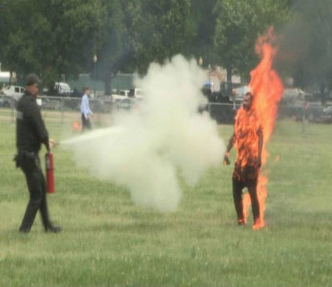 Hombre se prende fuego frente a Casa Blanca