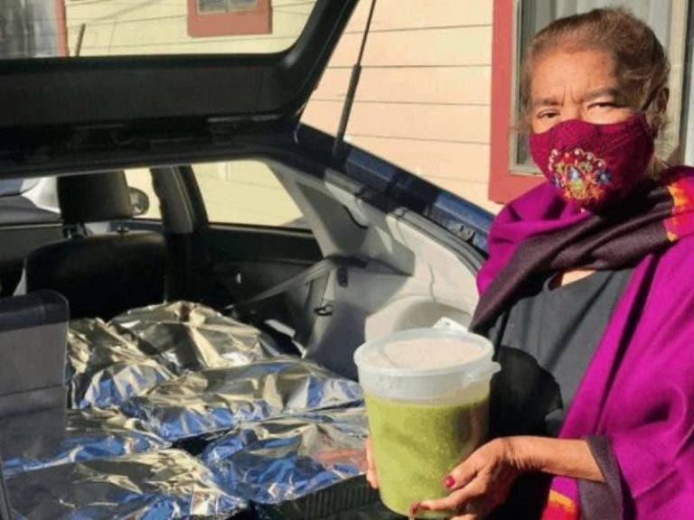 Abuelita prepara 800 tamales para regalar a médicos, tras superar Covid