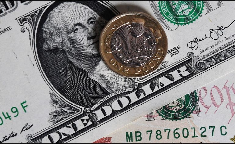 Dólar recupera 13 centavos, se vende en 19.42 pesos en bancos
