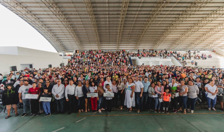 Cecilia Patrón entrega becas a estudiantes de primarias y secundarias.