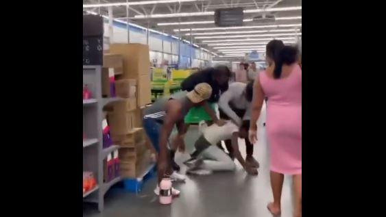 (VIDEO) Impiden abuso íntimo de una mujer en un Walmart de Miami