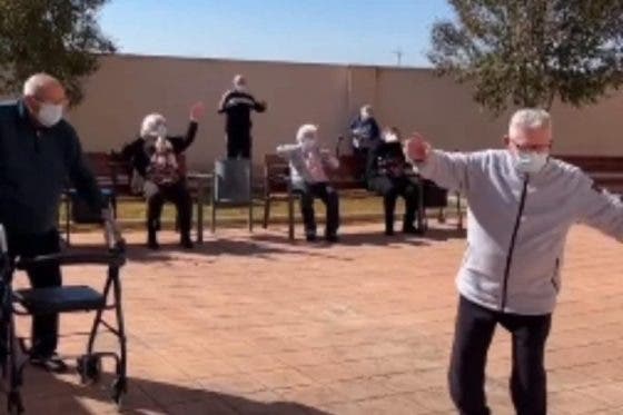 (VÍDEO) Abuelitos festejan que ya recibieron la vacuna contra Covid-19