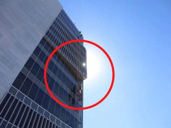 Al borde de la muerte; trabajadores quedan colgando a 30 metros de altura