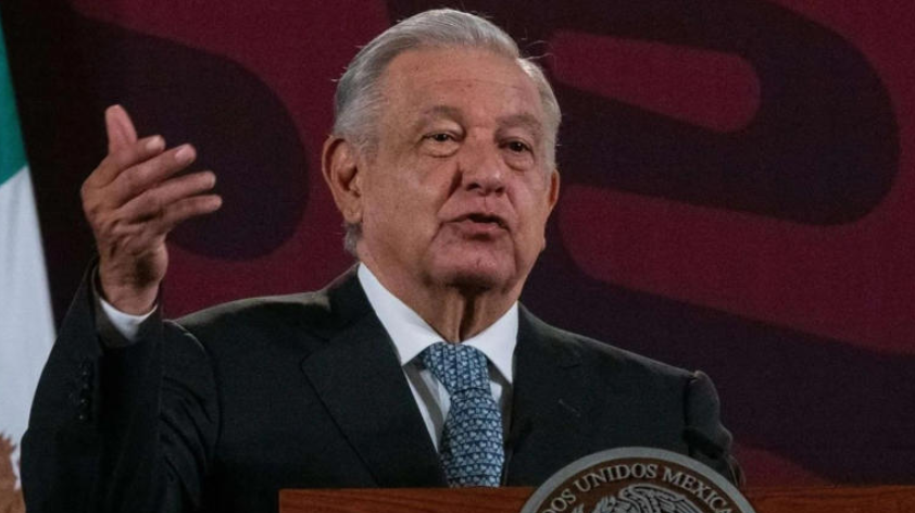 AMLO defiende a Sheinbaum por excluir al rey de España