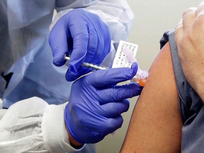Investigan muerte de doctor que se aplicó la vacuna contra Covid-19