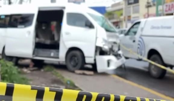 Joven esperaba transporte para escuela muere embestido por vagoneta