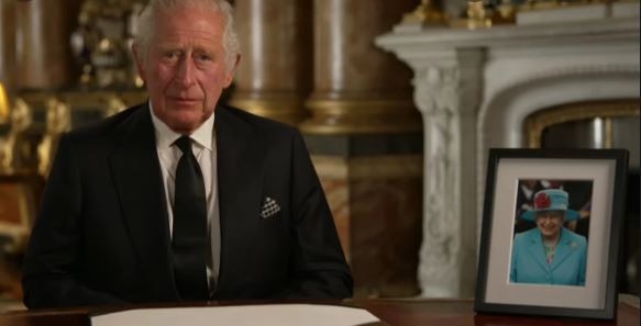 Rey Carlos III promete seguir los pasos de la reina Isabel II