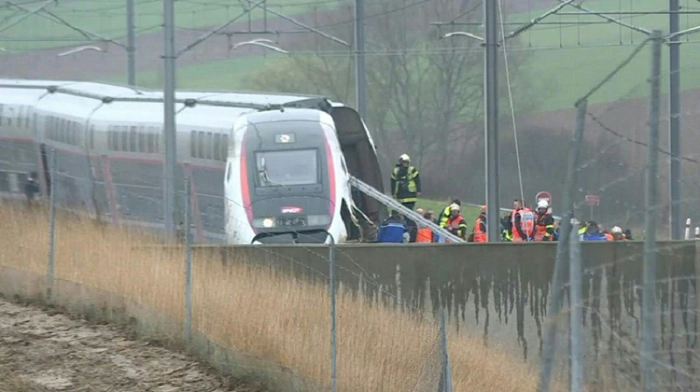 Tren de alta velocidad se descarrila en Francia; hay 22 heridos