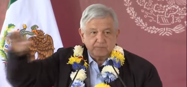 AMLO presume que no hay “gasolinazos” en un pueblo indígena muy pobre